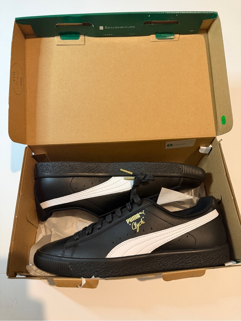 Brand new Men’s Puma Shoes Clyde Core L Foil
Size 10 , 10.5 and 11